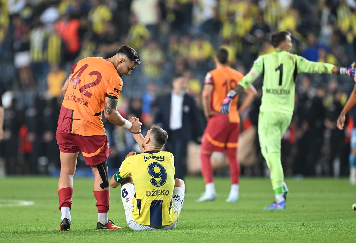 fenerbahce-galatasaray-derbisi-sonrasi-olay-yorumlar-spor-yazarlari-neler-dedi-17269873589325_1